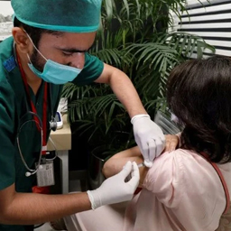 پنجاب: ڈوزز کی کمی کے باعث اساتذہ کا ویکسینیٹ ہونا مشکل ہوگیا